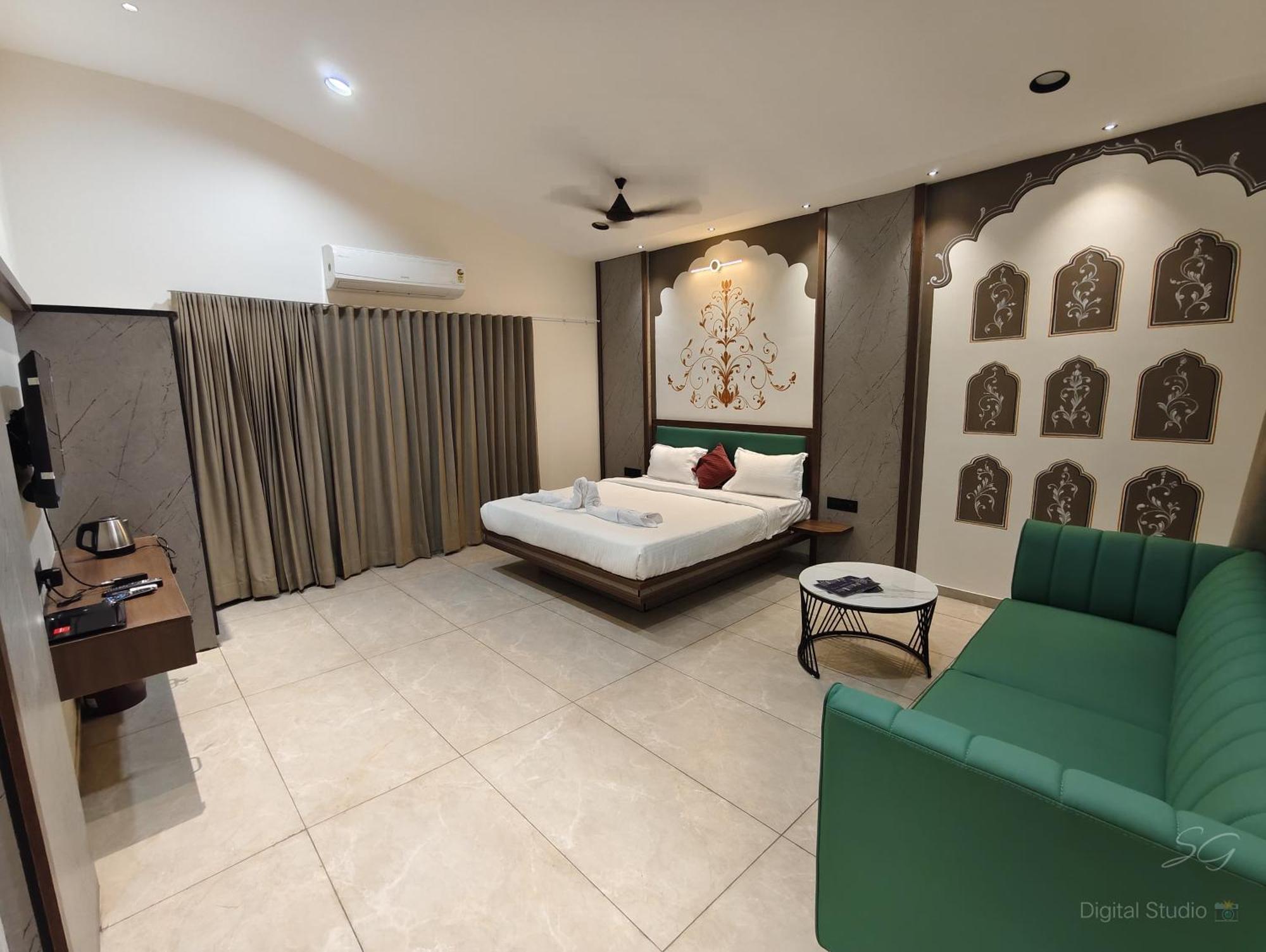 Shree Jalaram Resort Kodāe Esterno foto