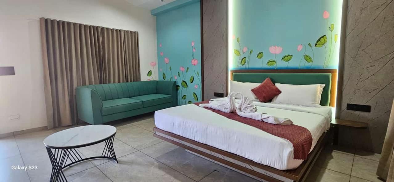 Shree Jalaram Resort Kodāe Esterno foto