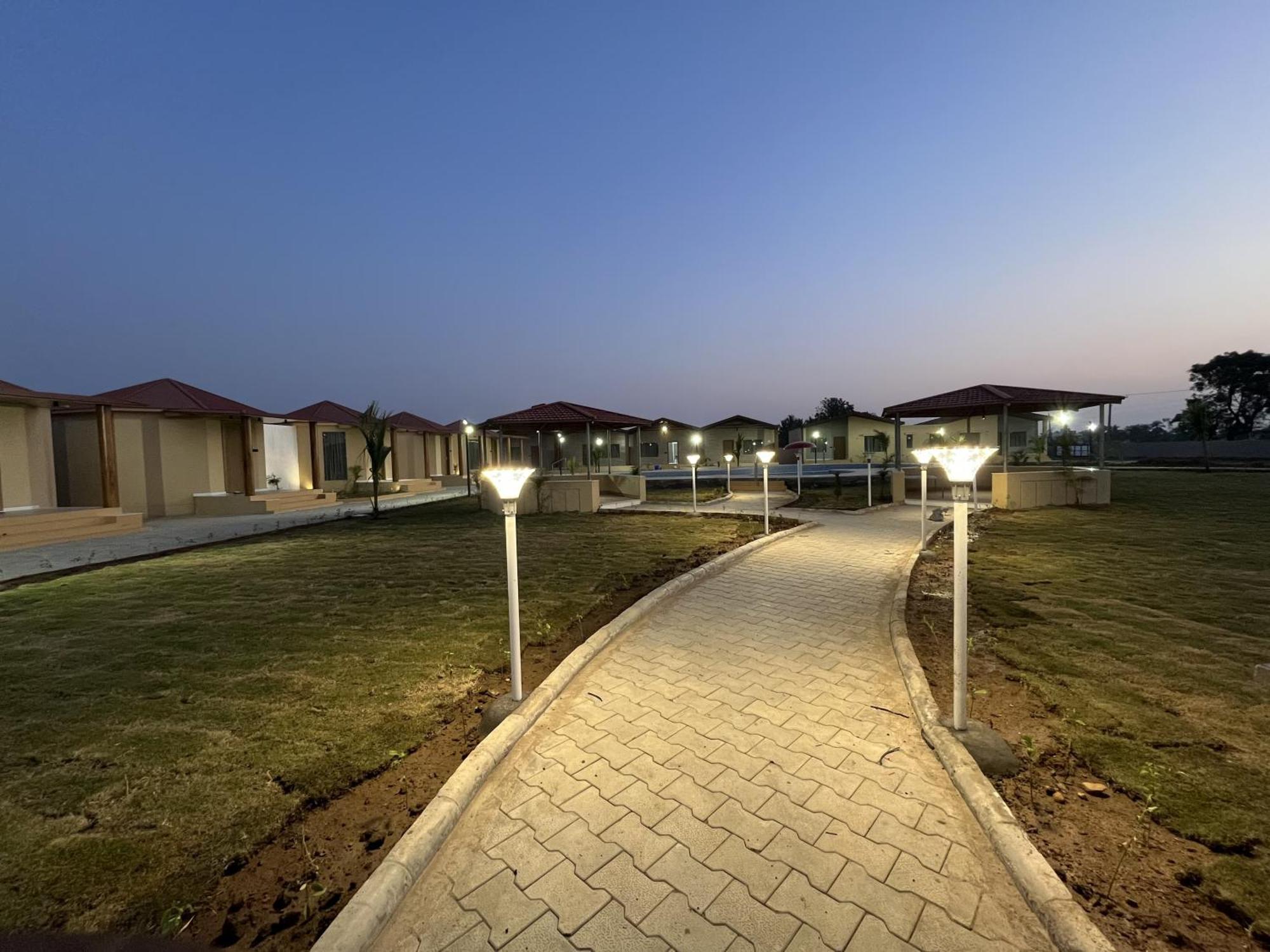 Shree Jalaram Resort Kodāe Esterno foto