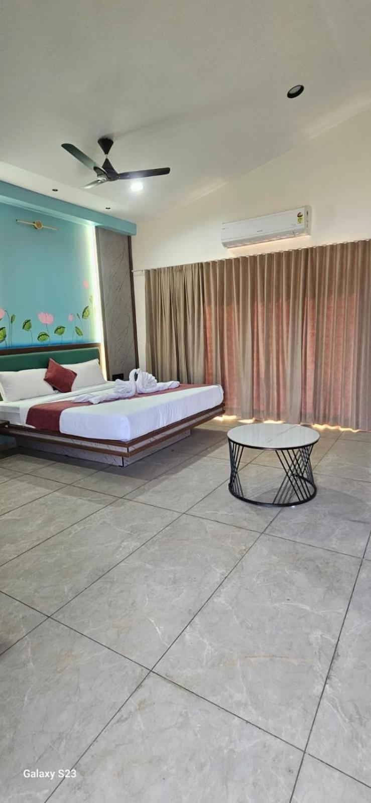 Shree Jalaram Resort Kodāe Esterno foto